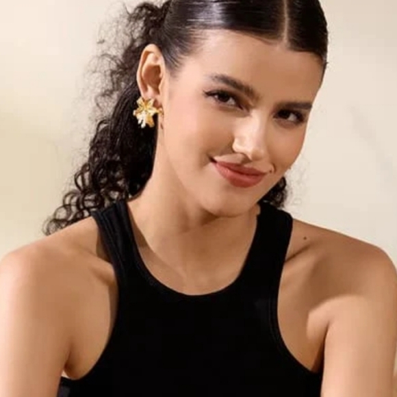 Golden Flower Earrings 🌼 🌸 ✨️ - Picture 9 of 9